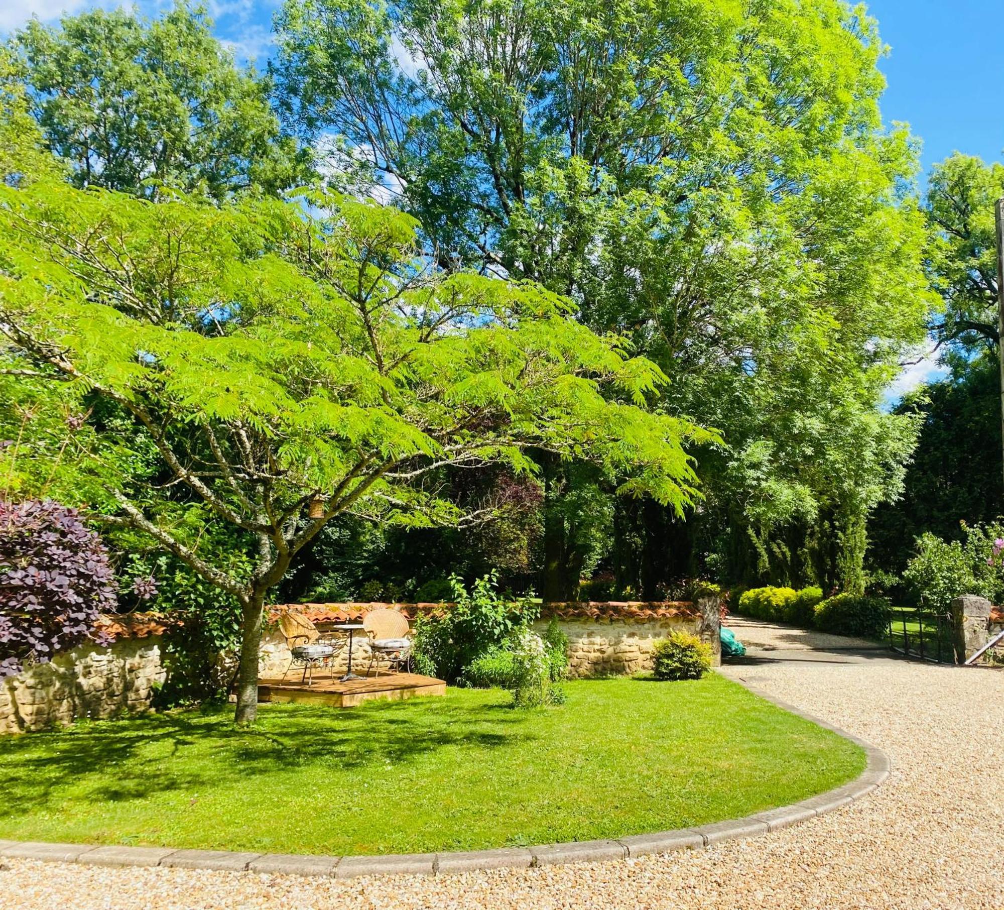 Moulin Du Fontcourt Bed & Breakfast Chasseneuil-sur-Bonnieure Exterior photo